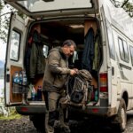 Una camper estacionada a orillas de un lago en Chile