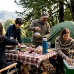 Una familia chilena disfruta de un desayuno juntos en un camping moderno, rodeados de naturaleza y buen ambiente.