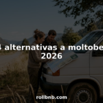 Una pareja recorre un camino rural chileno a bordo de su furgoneta camper.